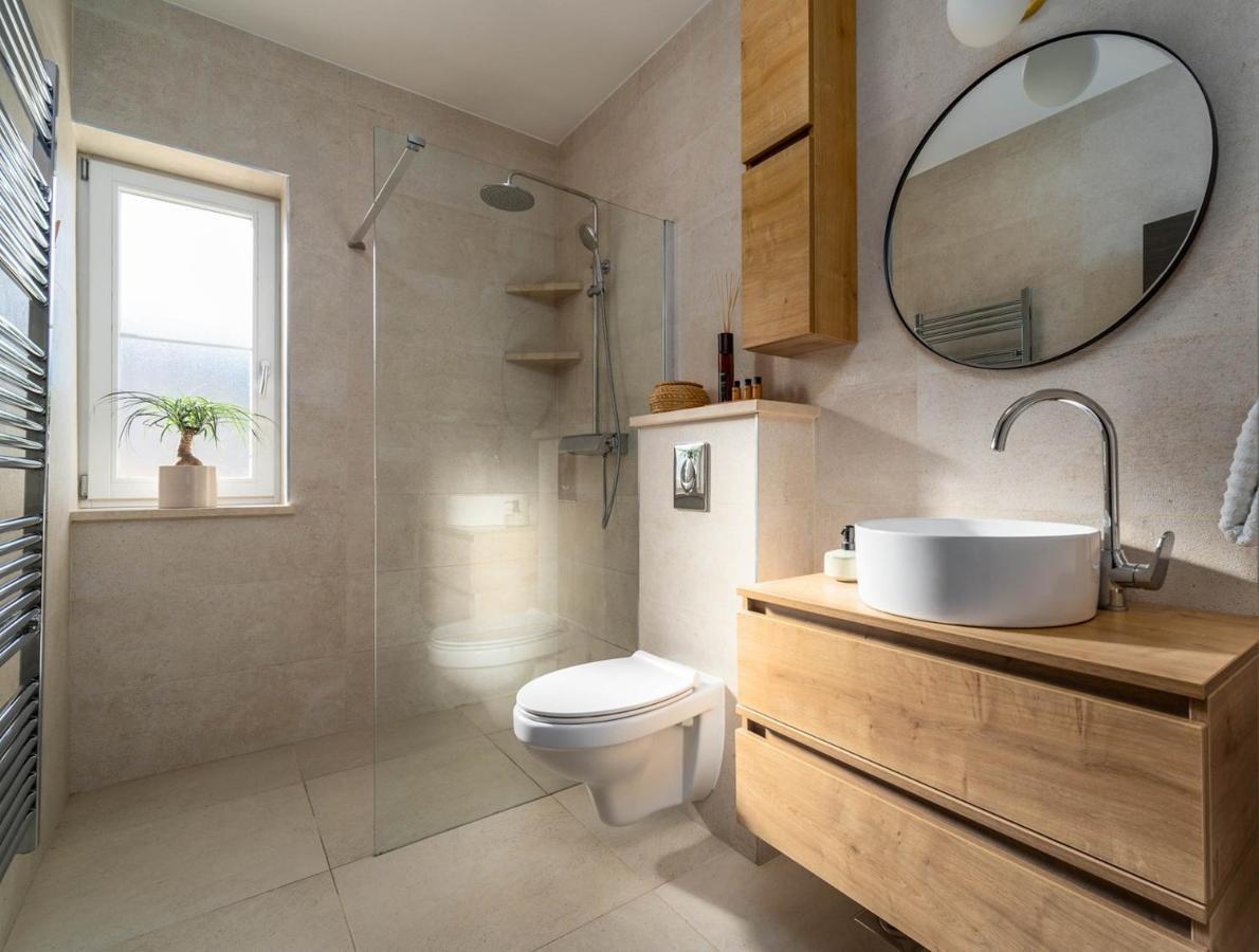 New Villa Ani! Traditional And Luxurious 4-Bedroom Villa With Heated Pool And Sea Views Postira Dış mekan fotoğraf